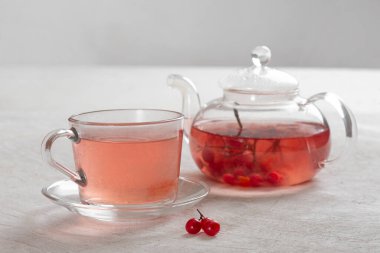 Şeffaf bir çaydanlıkta demlenmiş taze potasyum meyveleri.