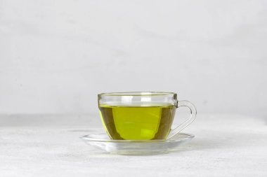 Gri arka planda taze nane yapraklı yeşil bitki çayı.