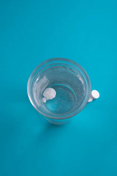 Glas Water Vitaminen Pillen Tabletten Lichtblauwe Verticale Achtergrond Uitzicht Van — Stockfoto