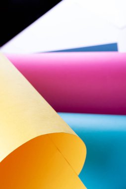 Soyut bulanık arkaplan gökkuşağı renkleri, beyaz ve siyah arkaplanda sarı mavi çizgiler