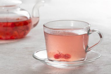 Şeffaf bir çaydanlıkta demlenmiş taze potasyum meyveleri.