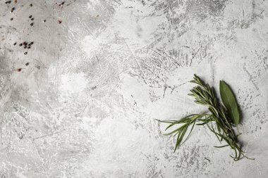 Kırmızı ve siyah biberli, gri desenli arka planda bitkiler..