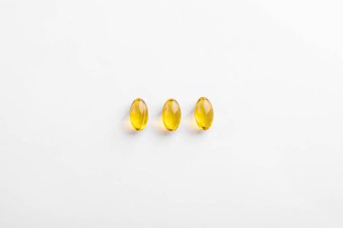 Omega 3 Balık Yağı Ek Kapsülleri Beyaz Arkaplanda İzole Edildi.