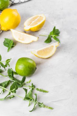 Beyazlar ve taze nane, gri beton arka planda.