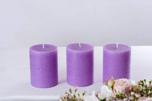 Bougies Bleues Violettes Avec Bouquet Fleurs Fraîches Roses Sur Une — Photo