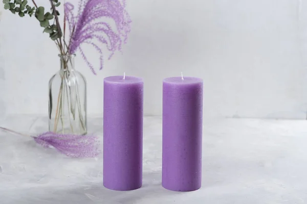 丁香蜡烛和一束美丽的薰衣草和棉花 干花是白色和紫色的 灰色纹理背景 — 图库照片