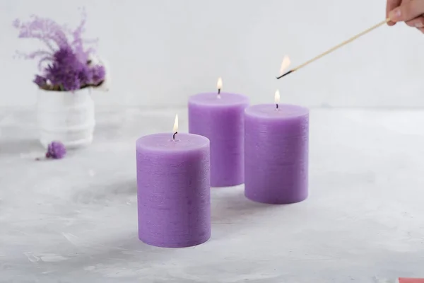 Velas Color Lila Encendidas Con Hermoso Ramo Lavanda Algodón Las —  Fotos de Stock