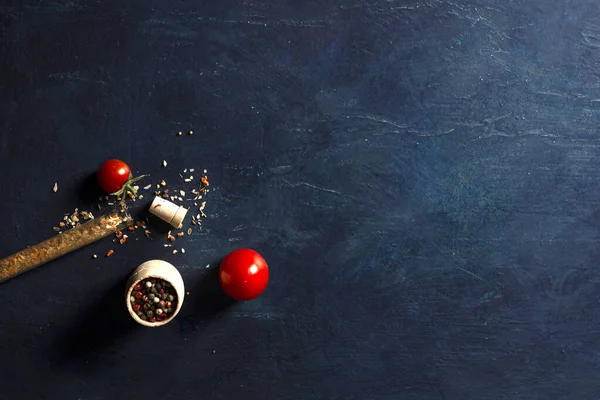 Specerijen Rode Zwarte Peperkorrels Een Schotel Met Kruiden Tomaten Een — Stockfoto