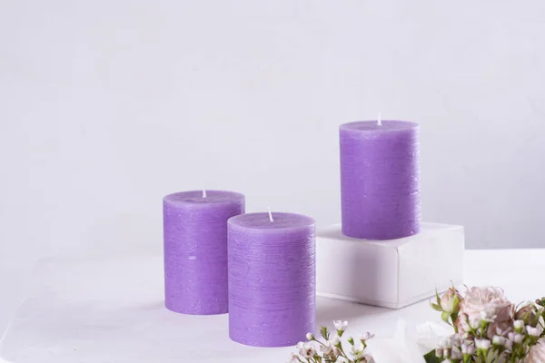 Mesa Estão Velas Roxas Uma Flor — Fotografia de Stock