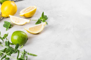 Beyazlar ve taze nane, gri beton arka planda.