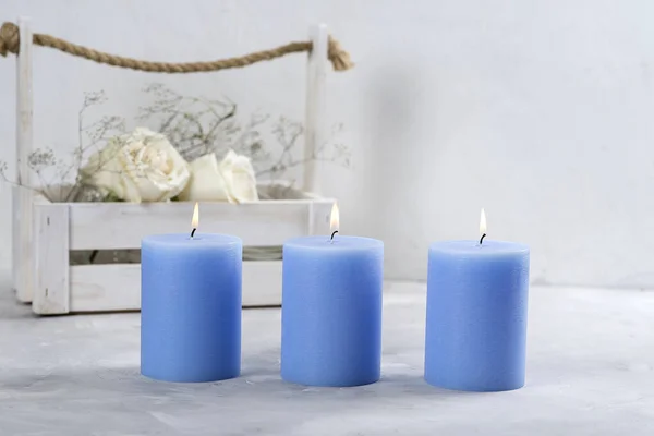 Velas Azules Hermosas Rosas Blancas Una Canasta Fondo Texturizado Hormigón Fotos De Stock