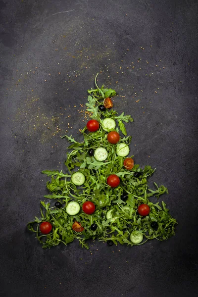 토마토 올리브등이 크리스마스 나무의 형태로 배경에 위에서 바라본 스톡 사진
