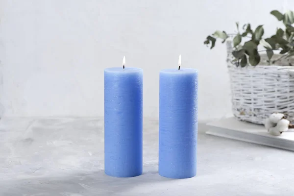 Candele Blu Bellissimi Fiori Verdi Cesto Grigio Chiaro Sfondo Strutturato — Foto Stock