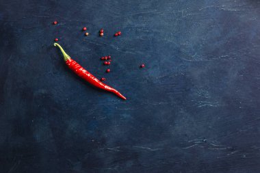 Mavi arka planda kırmızı kırmızı kırmızı biber. Metin için yer.