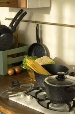 Tencere sobanın üzerinde duruyor. Gıda hazırlama süreci.