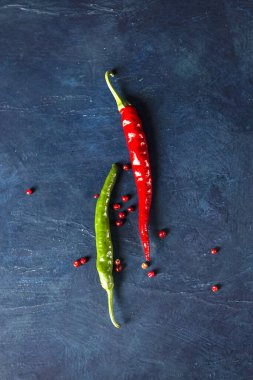 Kırmızı ve yeşil kırmızı kırmızı kırmızı kırmızı biber mavi arka planda.