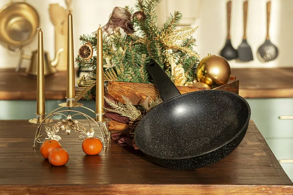 Keramická Pánev Smažení Černém Venkovském Kuchyňském Stole Vánoční Dekorace Pozadí — Stock fotografie