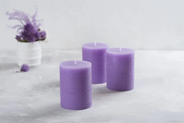Fliederkerzen Mit Einem Schönen Bouquet Aus Lavendel Und Baumwolle Getrocknete — Stockfoto