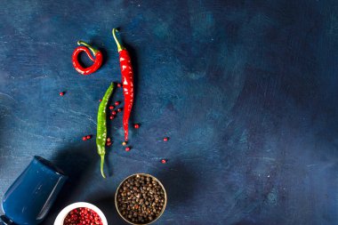 Mavi arka planda kırmızı ve yeşil acı kırmızı biber. Metin için yer.