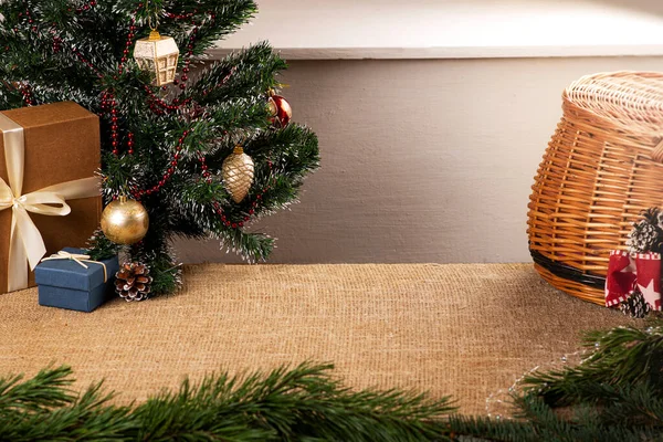 Güzel çoklu Noel hediyeleri, Noel yeşili ağaç süslemeleri. Metin ve Kopyalama Alanı için boşluk.