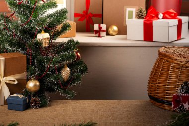 Rafta güzel çoklu Noel hediyeleri, Noel ağacı süslenmiş. Metin ve Kopyalama Alanı için boşluk.