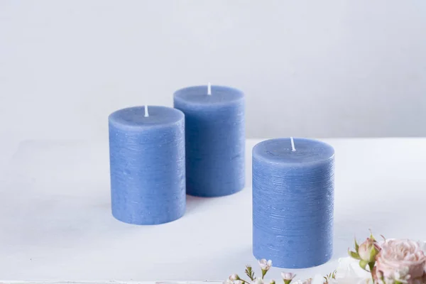 Sur Table Sont Des Bougies Bleues Une Fleur — Photo