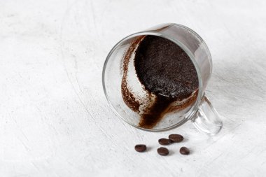 Beton arka planda cam bardakta kahve telvesi.