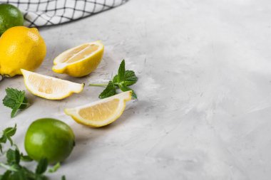 Beyazlar ve taze nane, gri beton arka planda.