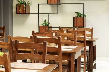 Ziyaretçisi olmayan bir kafe. Ziyaretçisi olmayan restoran, izolasyon..