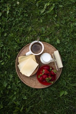 Sağlıklı kahvaltı, kahve, taze çilek, bir sürahi süt, waffle..