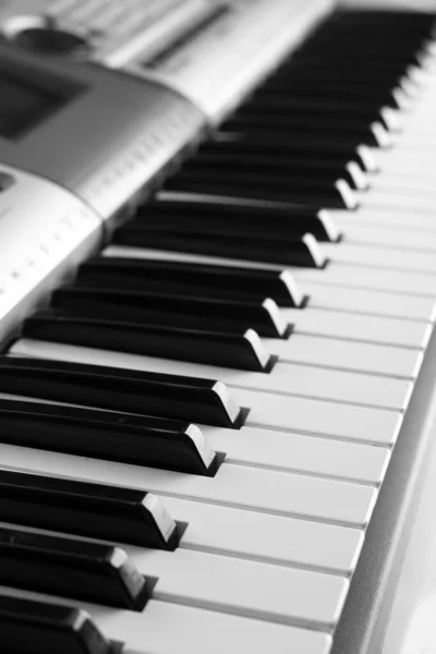 Primo Piano Una Tastiera Elettronica Pianoforte Sfondo Bianco Strumento Tastiera — Foto Stock