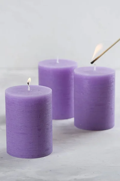 Flieder Brennt Kerzen Grau Strukturierter Hintergrund Nahaufnahme — Stockfoto