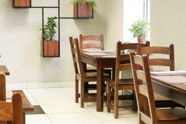 Ziyaretçisi olmayan bir kafe. Restorandaki boş masalar, tecrit..