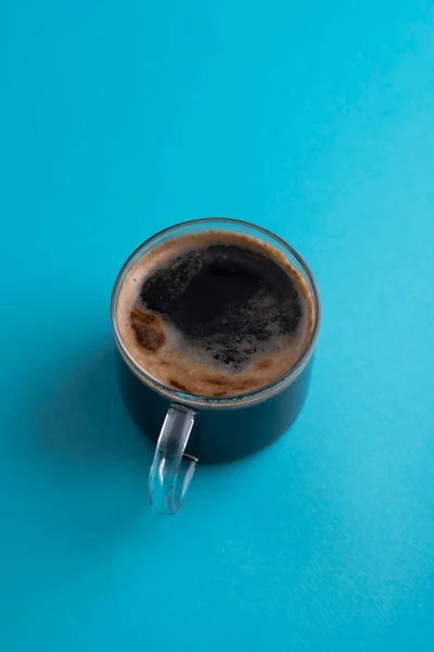 Gelas Secangkir Kopi Espresso Dengan Busa Dengan Latar Belakang Biru — Stok Foto