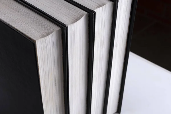 Kitap yığını, yan görünüm, beyaz ve siyah arkaplan üzerine
