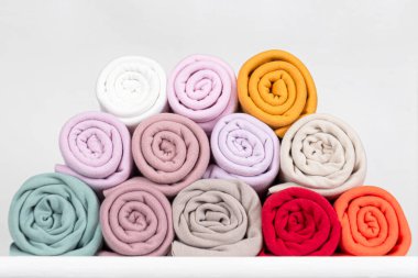 Farklı tonlarda örülmüş kumaşlar, eflatun, mor, gri, beyaz, kırmızı, turuncu, yakın plan