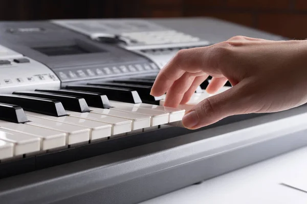 Dita Femminili Sui Tasti Pianoforte Digitale Primo Piano Sfondo Bianco — Foto Stock