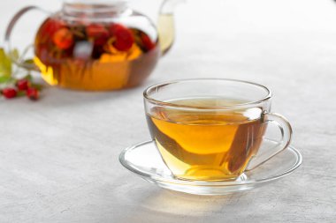 Taze gül üzümleri şeffaf bir çaydanlıkta demlenir.