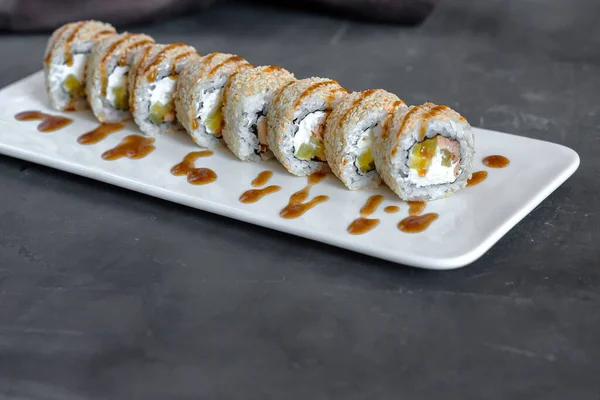 Primer Plano Sushi Japonés Vista Lateral Una Placa Blanca Fondo — Foto de Stock