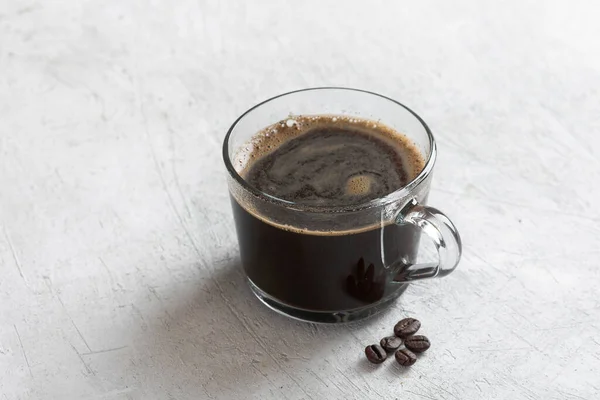 Fekete Kávé Átlátszó Bögrében Könnyű Háttérrel Jogdíjmentes Stock Fotók