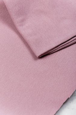 Leylak doğal lif kumaşı. Açık gri arkaplan.