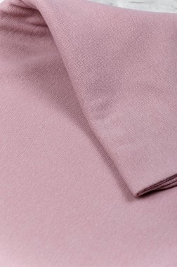 Leylak doğal lif kumaşı. Açık gri arkaplan.