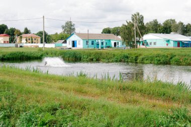 Mersin balığı ve diğer balıkları yetiştirmek için çiftlik.