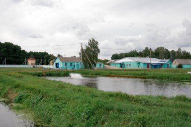 Mersin balığı ve diğer balıkları yetiştirmek için çiftlik.