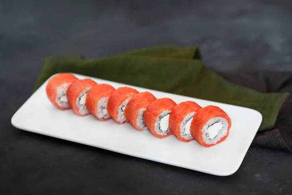 Japanisches Sushi Aus Nächster Nähe Seitenansicht Eines Weißen Tellers Dunkelgrau — Stockfoto