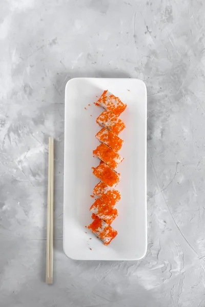 Primer Plano Sushi Japonés Vista Lateral Sobre Una Placa Blanca — Foto de Stock