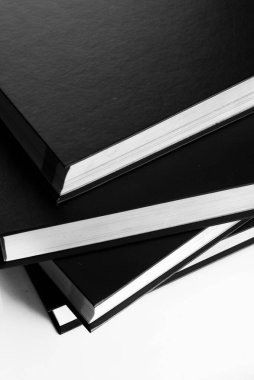 Kitap yığını, yan görünüm, beyaz arkaplan