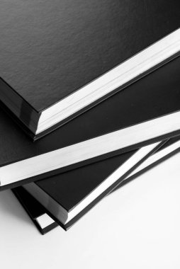 Kitap yığını, yan görünüm, beyaz arkaplan