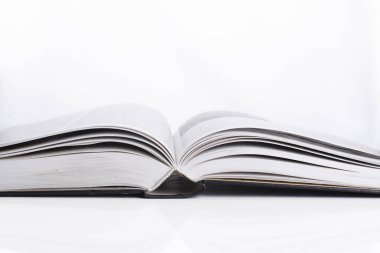 Beyaz izole bir arkaplan üzerine genişletilmiş kitap.