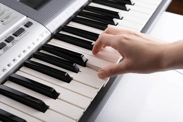 Kvinnliga Fingrar Tangenterna Till Ett Digitalt Piano Närbild Vit Bakgrund — Stockfoto